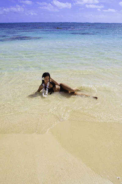 Hiszpanin kobieta w bikini na plaży — Zdjęcie stockowe
