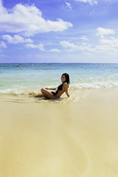 Mulher hispânica de biquíni na praia — Fotografia de Stock