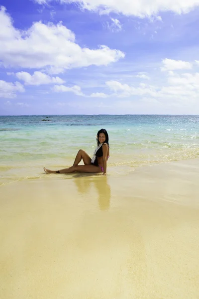 Mujer hispana en bikini en la playa — Foto de Stock