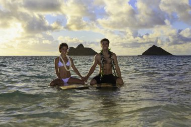 Yeni evli çift onların surfboards Hawaii üzerinde