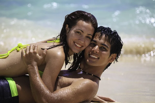 Romantisches Paar spielt am Ufer des Wassers — Stockfoto