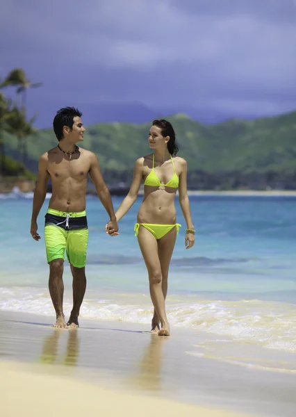 Casal na praia em hawaii — Fotografia de Stock
