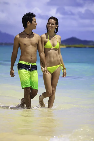 Para na plaży na Hawajach — Zdjęcie stockowe