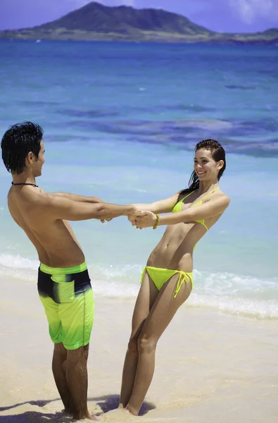 Couple tenant la main à la plage — Photo