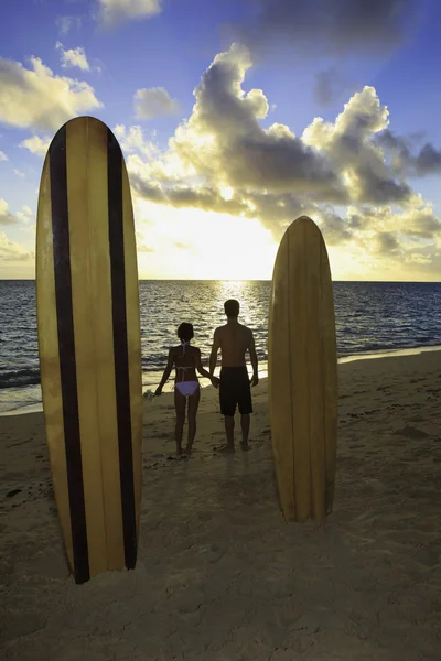 Jonggehuwde paar met hun surfplanken in Hawaï — Stockfoto