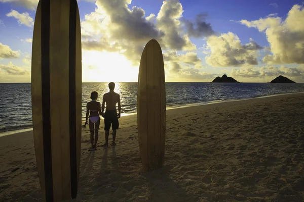 Jonggehuwde paar met hun surfplanken in Hawaï — Stockfoto