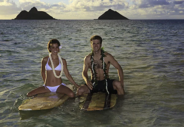 Jonggehuwde paar op hun surfplanken in Hawaï — Stockfoto