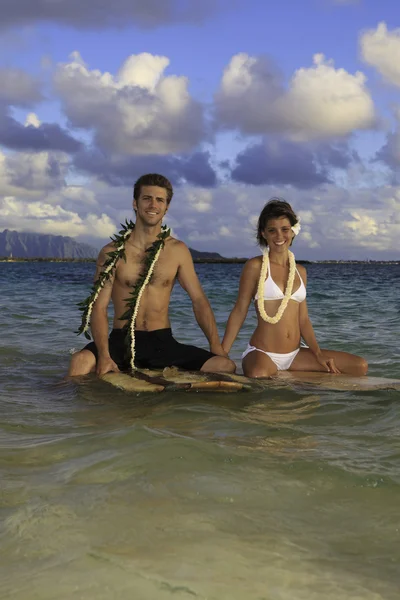 Couple nouvellement marié sur leurs planches de surf à Hawaï — Photo