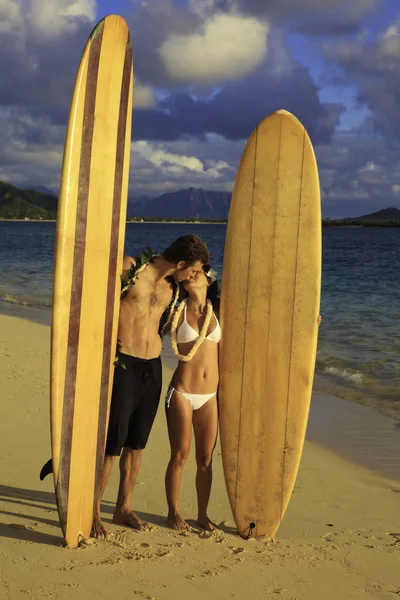 Newlywed couple with their surfboards in hawaii — Stock Photo, Image