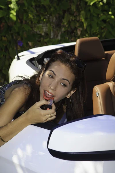 Mujer joven con su nuevo convertible — Foto de Stock