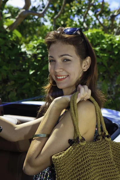 Junge Frau mit ihrem neuen Cabrio — Stockfoto