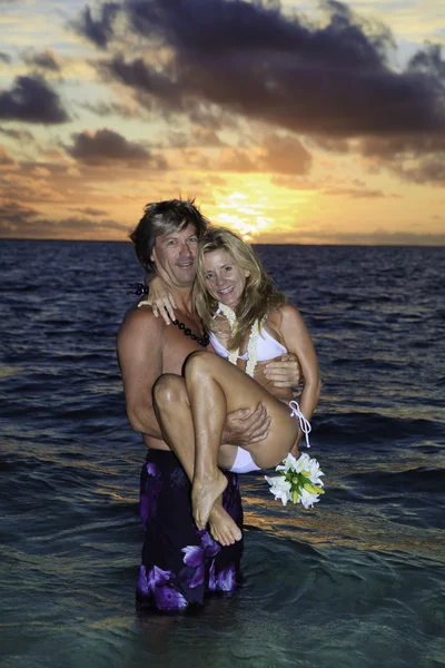 海で 40 代新婚者のカップル — ストック写真