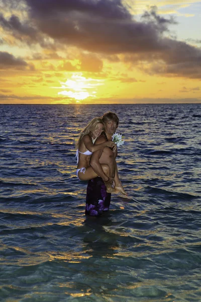 Jonggehuwde paar veertigers in de Oceaan — Stockfoto