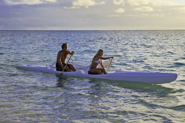 Couple in their forties with their outrigger canoe — Zdjęcie stockowe