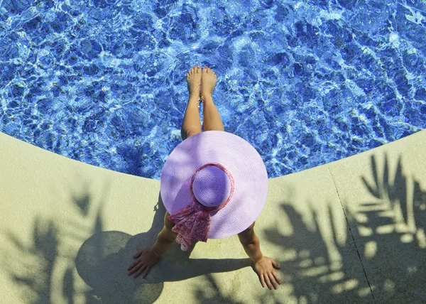 Chica en bikini rosa junto a la piscina — Foto de Stock
