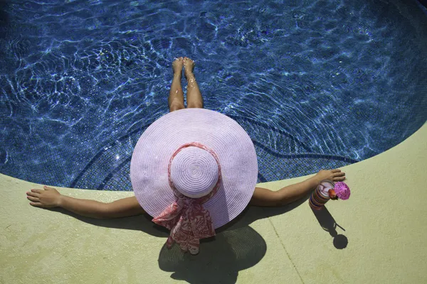 Flicka i rosa bikini vid poolen — Stockfoto