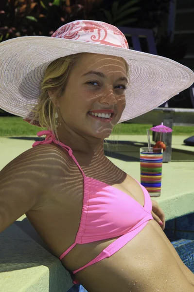 Chica en bikini rosa junto a la piscina — Foto de Stock