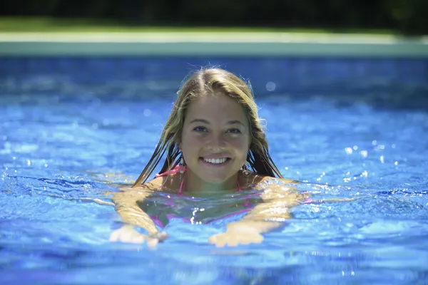 泳いでいる 10 代の少女 — ストック写真