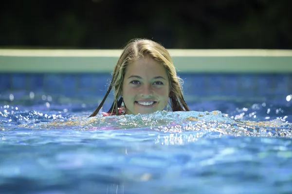 Adolescente menina nadando — Fotografia de Stock
