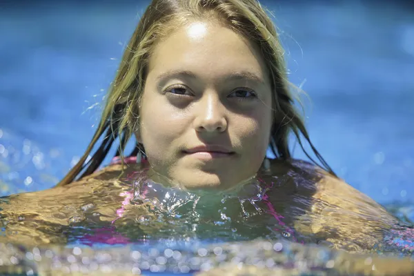 泳いでいる 10 代の少女 — ストック写真