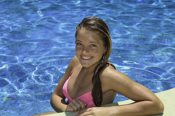 Tonårig flicka i rosa bikini — Stockfoto
