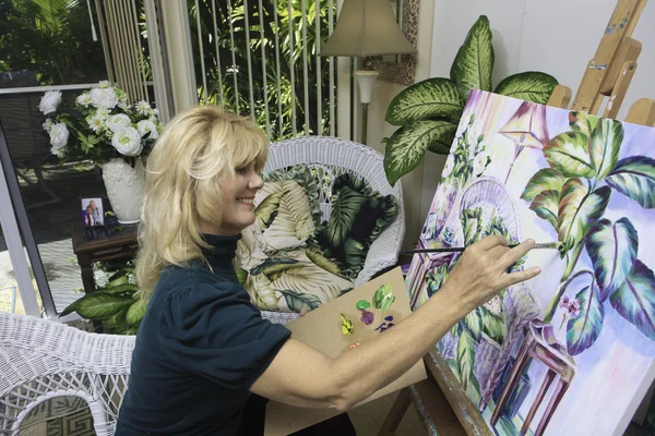 Artista cinquantenne che dipinge una natura morta — Foto Stock