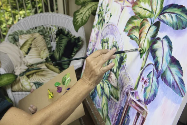 Artista em seus anos cinquenta pintando uma vida tranquila — Fotografia de Stock