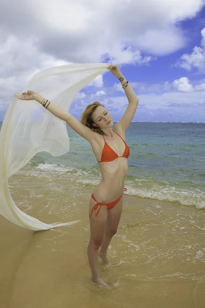 Vrouw in rode bikini en chiffon — Stockfoto