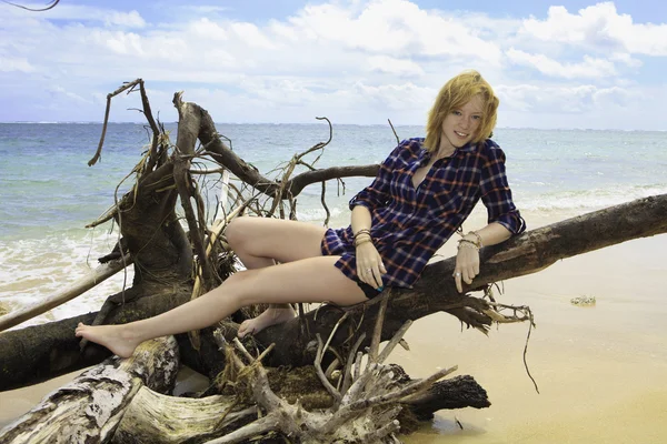 Ruiva jovem bonita na praia — Fotografia de Stock