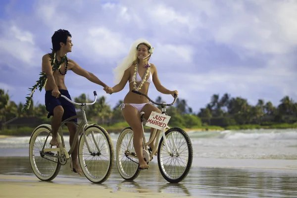 Casal recém-casado na praia com suas bicicletas — Fotografia de Stock