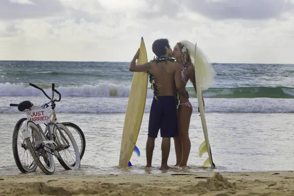 Newlywed pár a strandon — Stock Fotó