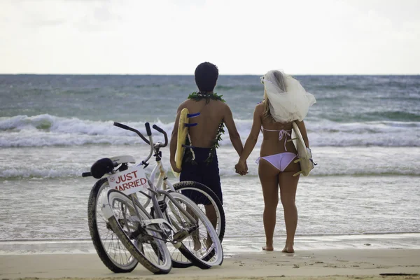 Νεόνυμφο ζευγάρι στην παραλία — Φωτογραφία Αρχείου