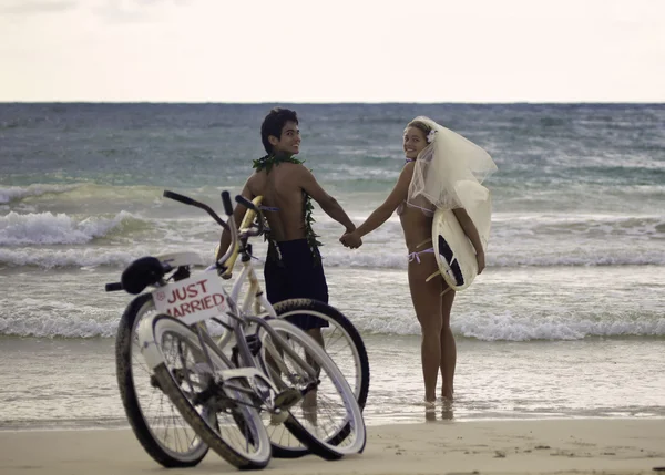 Yeni evli çift sahilde — Stok fotoğraf