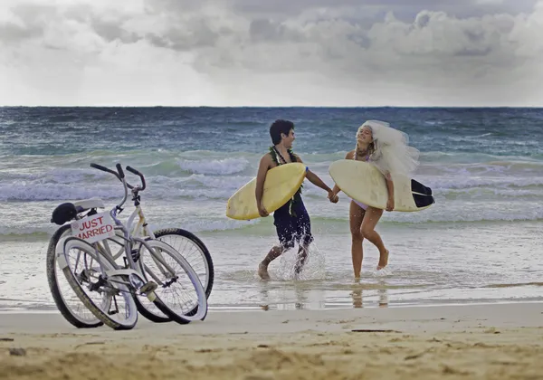 Couple nouvellement marié à la plage — Photo