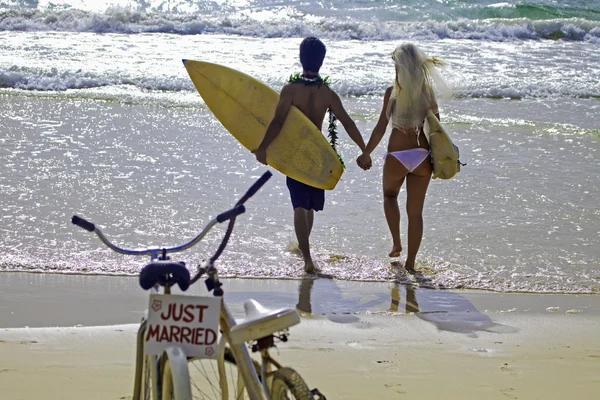 Newlywed couple at the beach — Stock Photo, Image