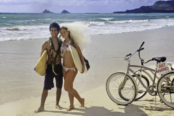 Pareja recién casada en la playa — Foto de Stock