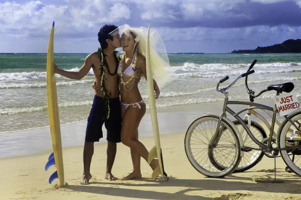 Nygift par på stranden — Stockfoto