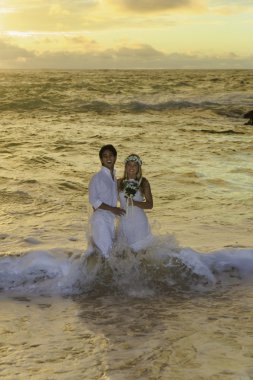 Sonsuzluğun plajındaki hawaii sunrise adlı yeni evli çift