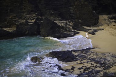 Sonsuzluğun plajındaki hawaii sunrise adlı yeni evli çift