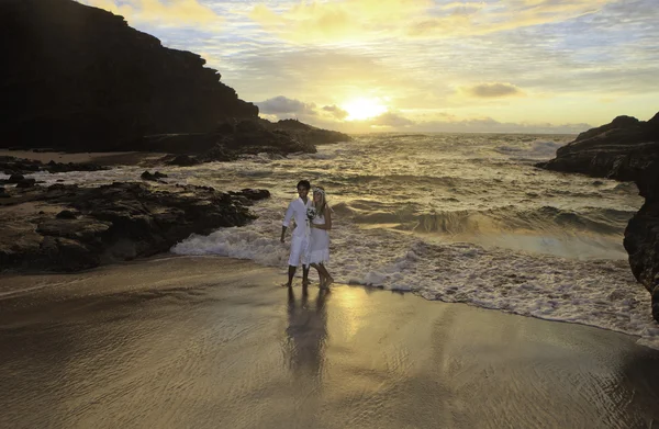 Házaspár newlywed napkeltekor tengerparton eternity, hawaii — Stock Fotó