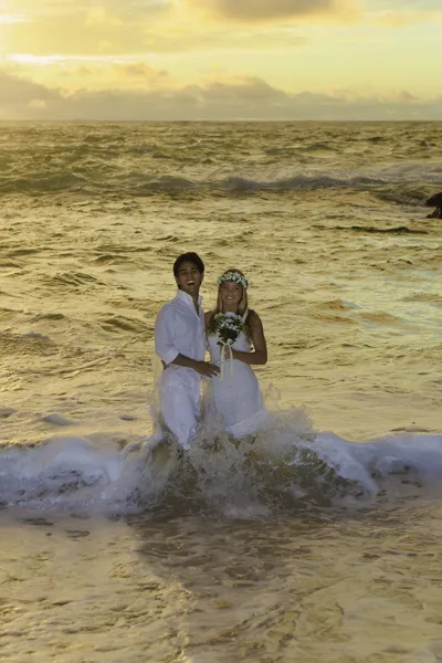 Novomanželský pár při východu slunce, na věčnost beach, Havaj — Stock fotografie