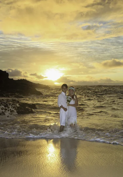 永遠のビーチ、ハワイの日の出の新婚者のカップル — ストック写真