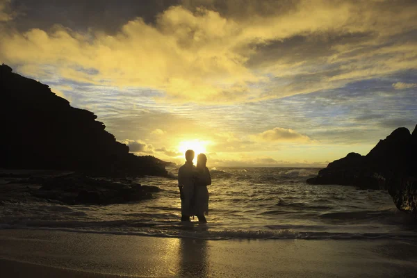Newlywed couple at sunrise on Eternity Beach, Hawaii — Zdjęcie stockowe