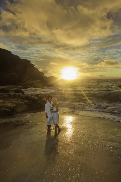 Casal recém-casado ao nascer do sol em Eternity Beach, Havaí — Fotografia de Stock