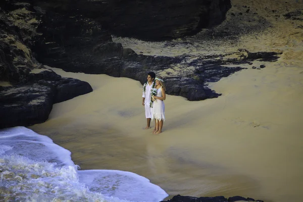 Házaspár newlywed napkeltekor tengerparton eternity, hawaii — Stock Fotó
