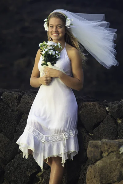 Unga bruden med bukett — Stockfoto