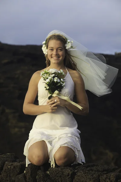 Giovane sposa con bouquet — Foto Stock