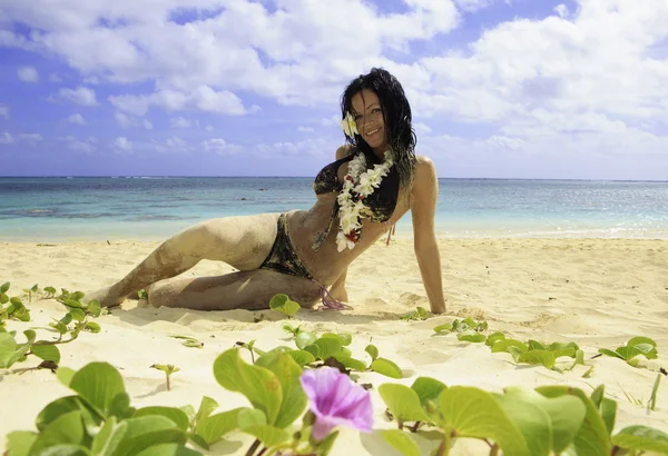 Vacker spansktalande kvinna i bikini på stranden — Stockfoto