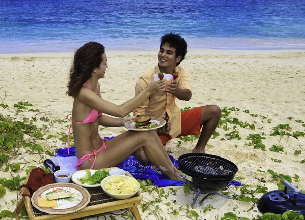 Couple ayant un barbecue — Photo