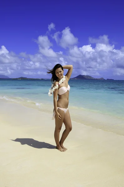 Mooi Polynesische meisje in een roze bikini — Stockfoto